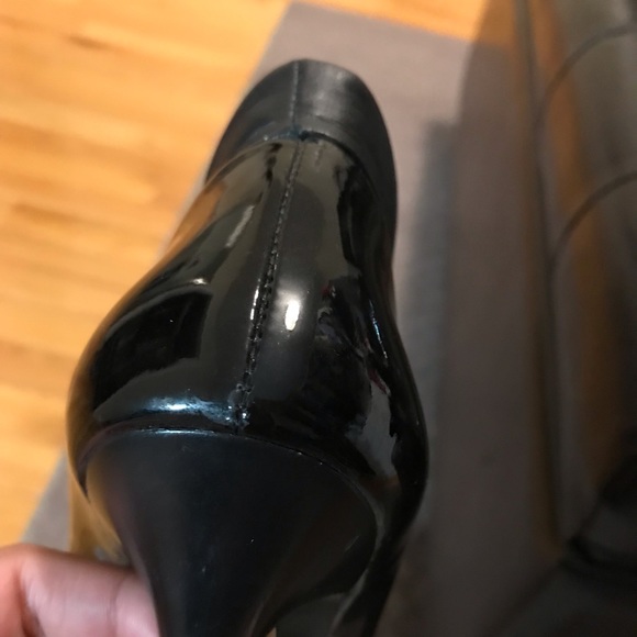 Pointy toe, patent leather, and leather trim 🖤 - Picture 6 of 8